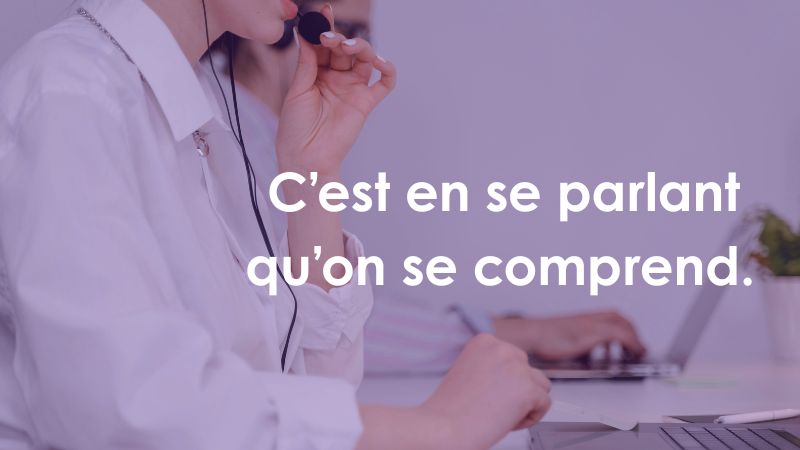 Femme parlant au téléphone pour servir un client devant son ordinateur avec inscrit par dessus C'est en se parlant qu'on se comprend